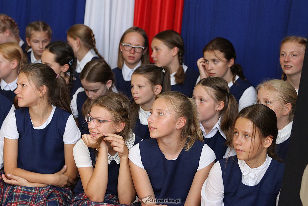 Rozpoczęcie roku szkolnego w SP 1 w Ostrołęce [03.09.2018] - zdjęcie #15 - eOstroleka.pl