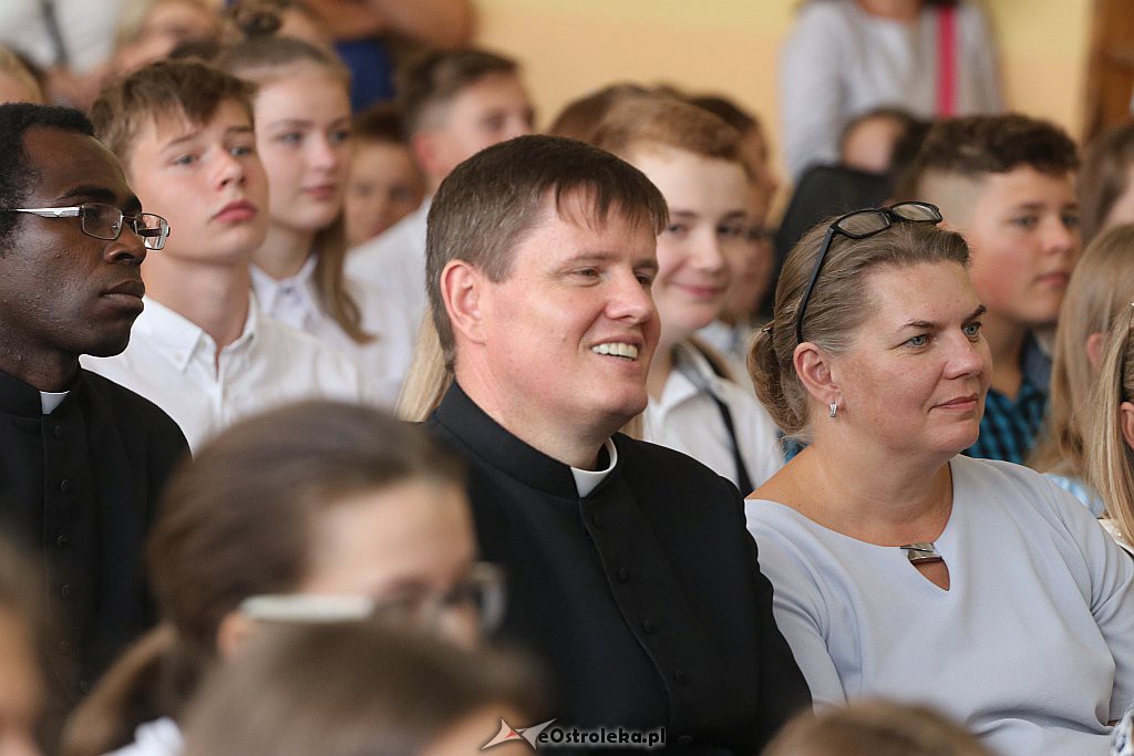 Rozpoczęcie roku szkolnego w SP 1 w Ostrołęce [03.09.2018] - zdjęcie #8 - eOstroleka.pl