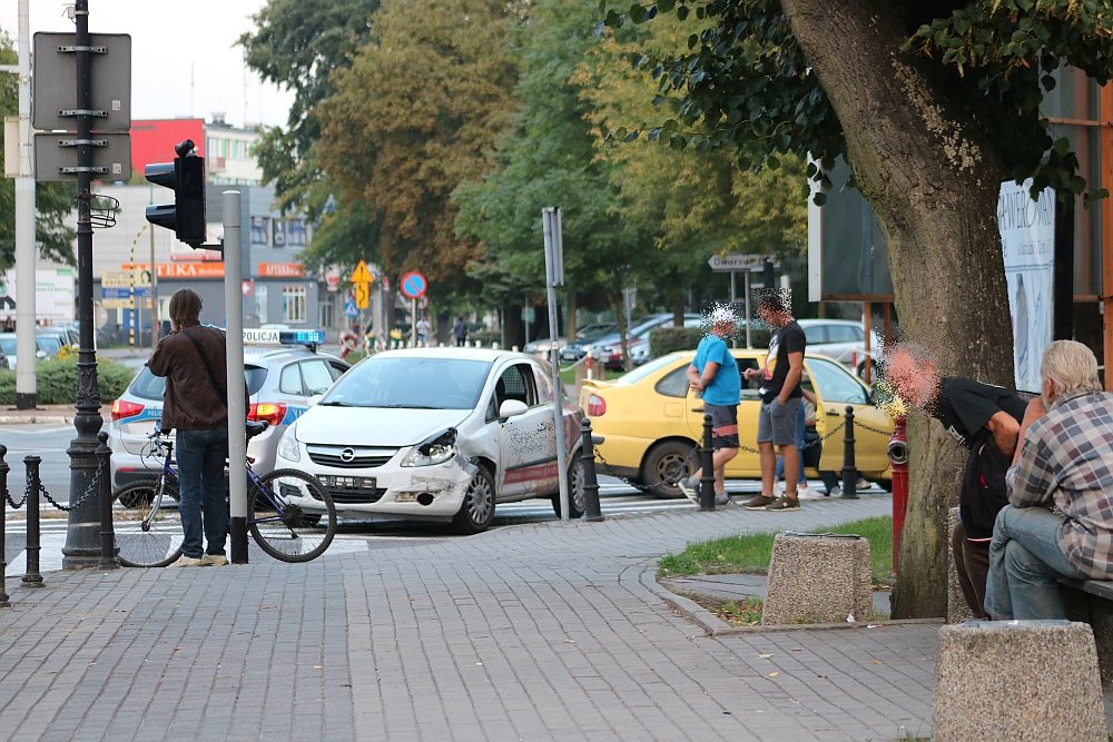 Ostrołęka: Kraksa na skrzyżowaniu Bogusławskiego i 11 Listopada [06.09.2018] - zdjęcie #1 - eOstroleka.pl