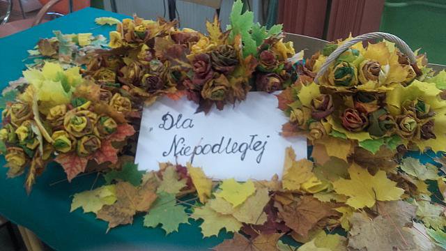 „Róże dla Niepodległej” w ZSZ nr 2 [24.10.2018] - zdjęcie #8 - eOstroleka.pl