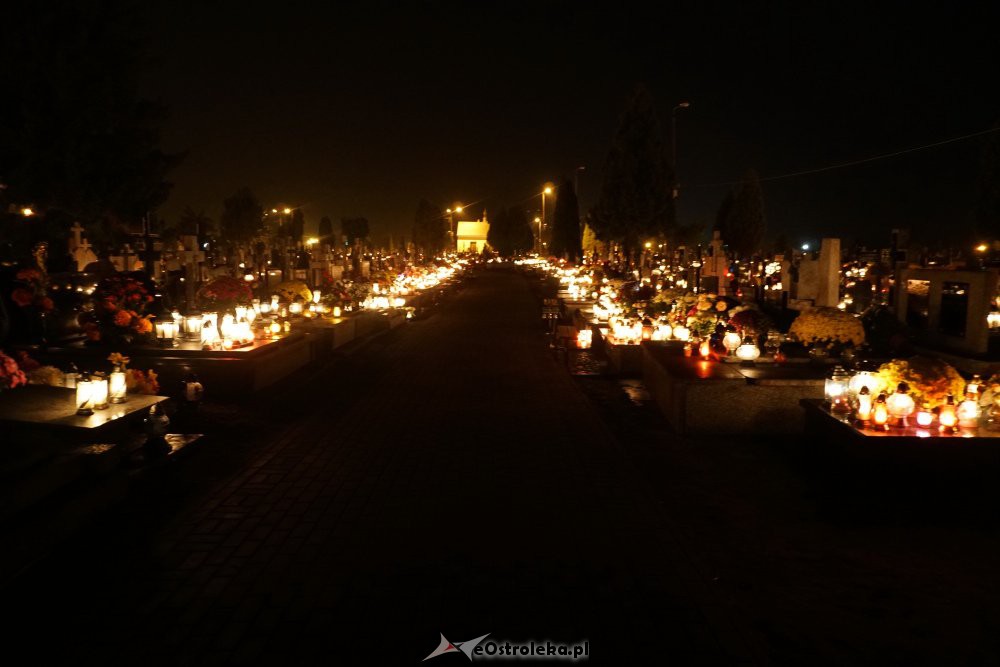 Ostrołęckie cmentarze nocą [1.11.2018] - zdjęcie #40 - eOstroleka.pl