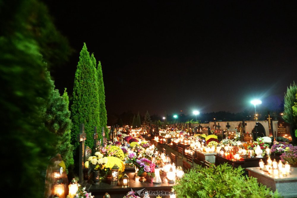 Ostrołęckie cmentarze nocą [1.11.2018] - zdjęcie #45 - eOstroleka.pl