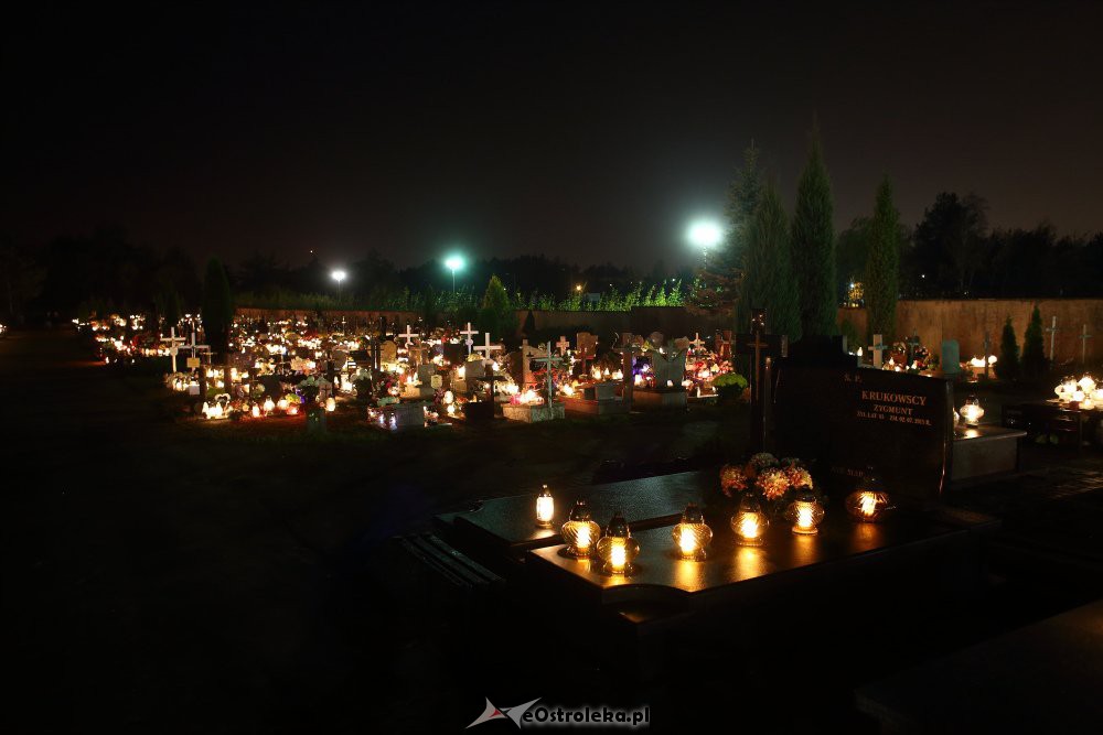 Ostrołęckie cmentarze nocą [1.11.2018] - zdjęcie #16 - eOstroleka.pl