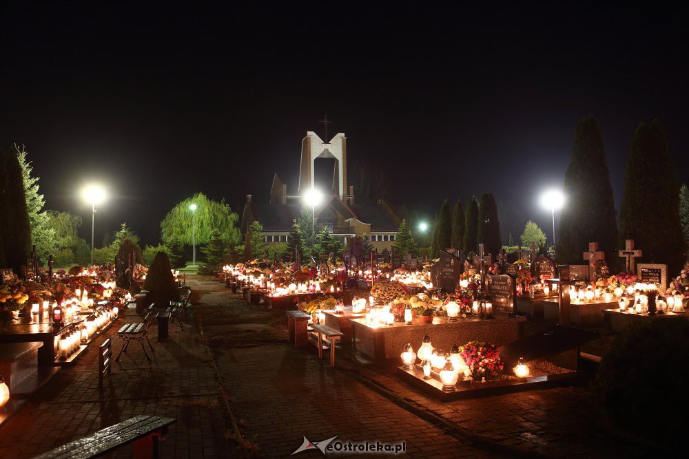 Ostrołęckie cmentarze nocą [1.11.2018] - zdjęcie #13 - eOstroleka.pl