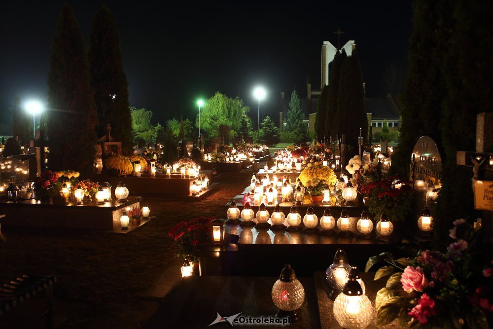 Ostrołęckie cmentarze nocą [1.11.2018] - zdjęcie #12 - eOstroleka.pl