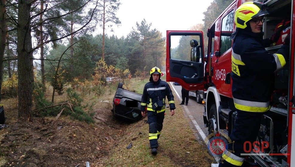 Łyse: Dachowanie na ostrym wirażu [01.11.2018] - zdjęcie #2 - eOstroleka.pl