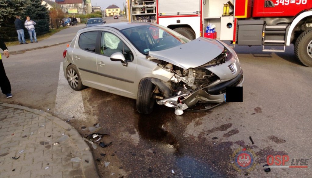 Kolejny wypadek w Łysych. Zawiniło kierowca peugeota [01.11.2018] - zdjęcie #5 - eOstroleka.pl