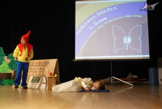 Cała Polska Czyta Dzieciom (10.06.2010) - zdjęcie #10 - eOstroleka.pl