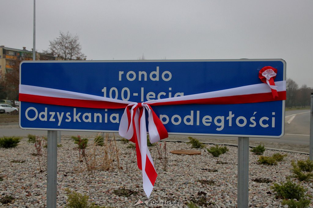 Ostrołęka: Odsłonięcie tablicy na nowym rondzie przy alei Jana Pawła II [11.11.2018] - zdjęcie #4 - eOstroleka.pl