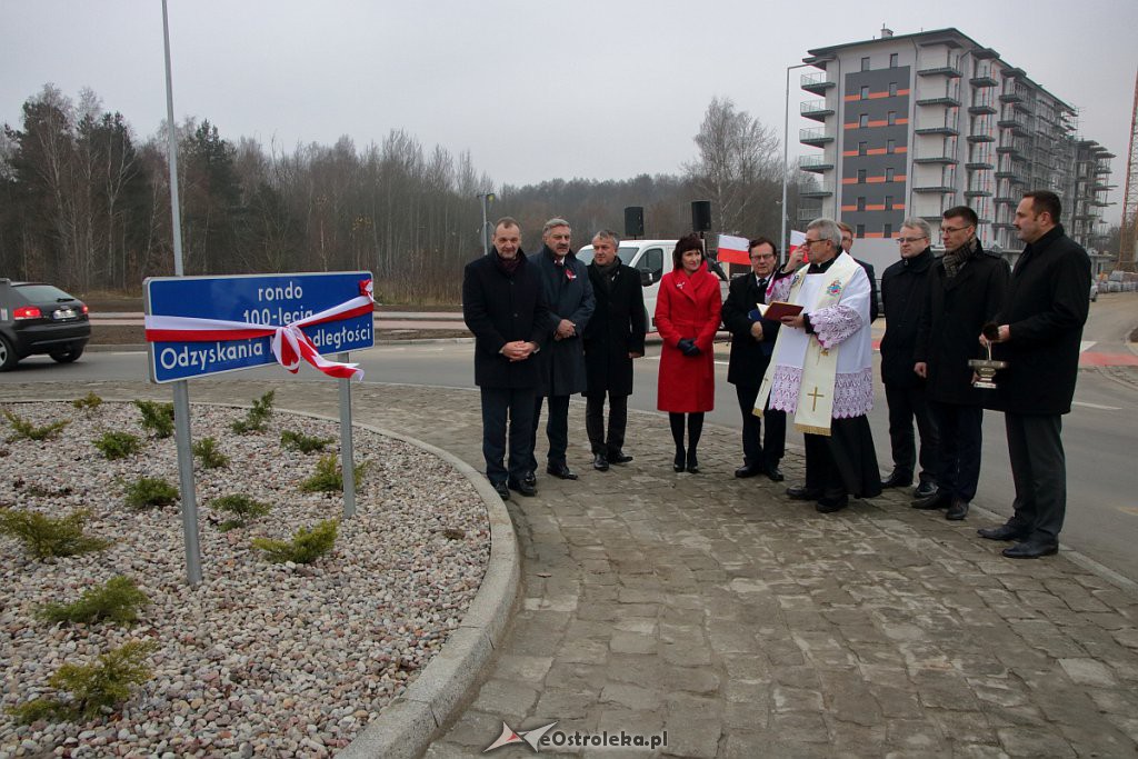 Ostrołęka: Odsłonięcie tablicy na nowym rondzie przy alei Jana Pawła II [11.11.2018] - zdjęcie #18 - eOstroleka.pl