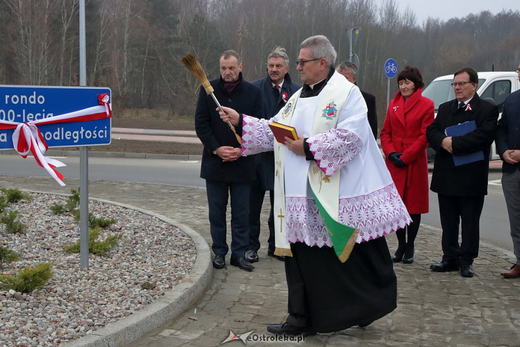 Ostrołęka: Odsłonięcie tablicy na nowym rondzie przy alei Jana Pawła II [11.11.2018] - zdjęcie #23 - eOstroleka.pl