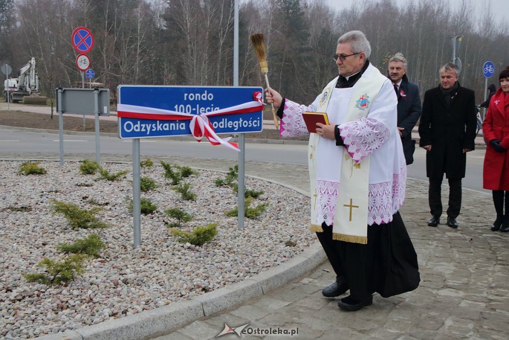 Ostrołęka: Odsłonięcie tablicy na nowym rondzie przy alei Jana Pawła II [11.11.2018] - zdjęcie #24 - eOstroleka.pl