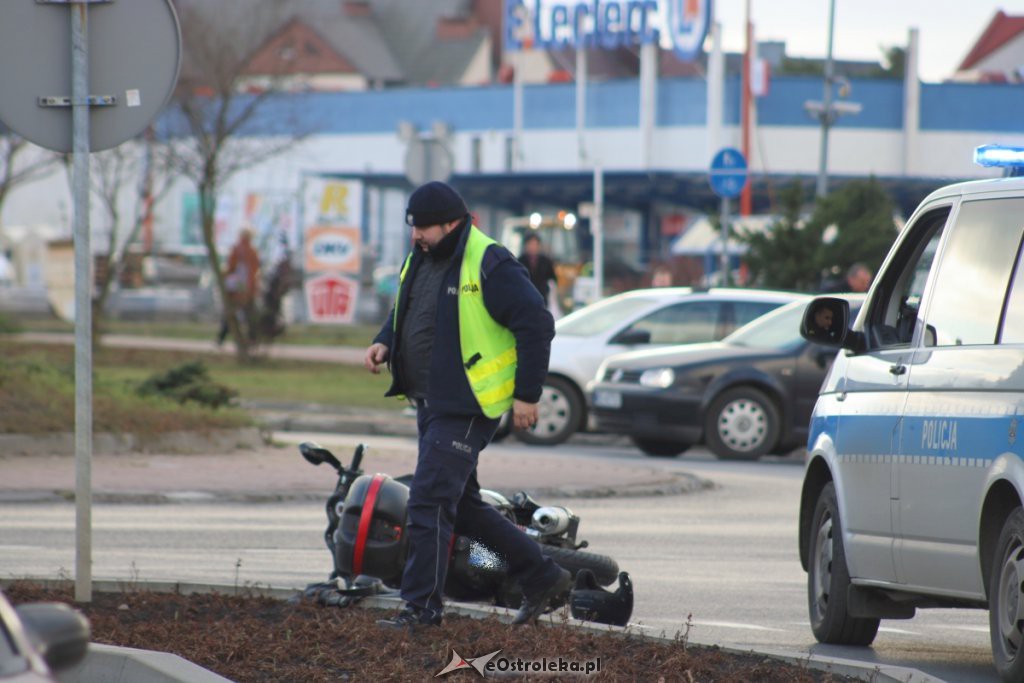 Zderzenie osobówki z motocyklem na rondzie Zbawiciela Świata [20.11.2018] - zdjęcie #7 - eOstroleka.pl
