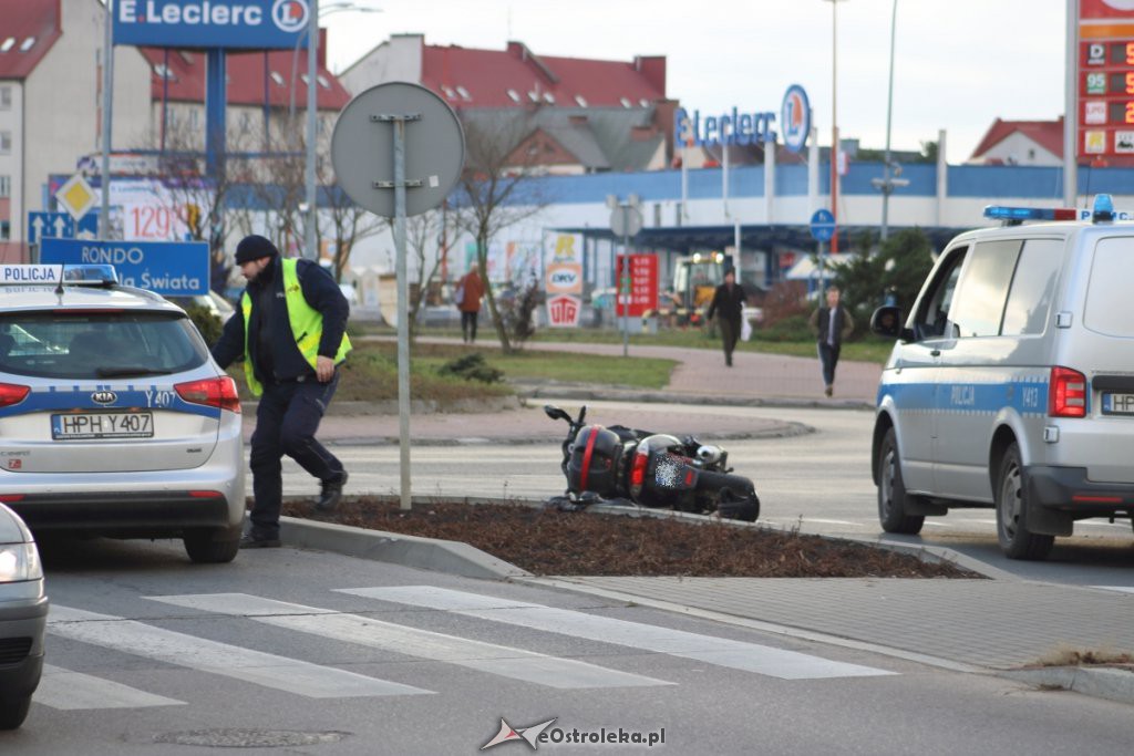 Zderzenie osobówki z motocyklem na rondzie Zbawiciela Świata [20.11.2018] - zdjęcie #8 - eOstroleka.pl