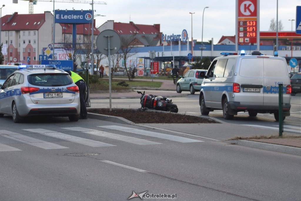 Zderzenie osobówki z motocyklem na rondzie Zbawiciela Świata [20.11.2018] - zdjęcie #9 - eOstroleka.pl