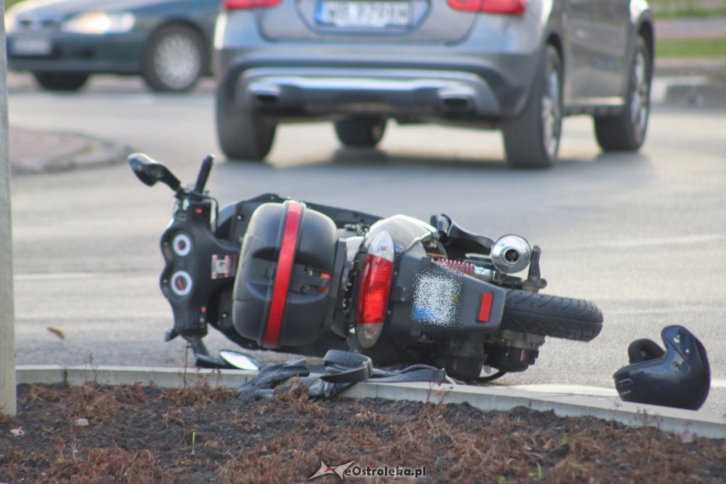 Zderzenie osobówki z motocyklem na rondzie Zbawiciela Świata [20.11.2018] - zdjęcie #11 - eOstroleka.pl