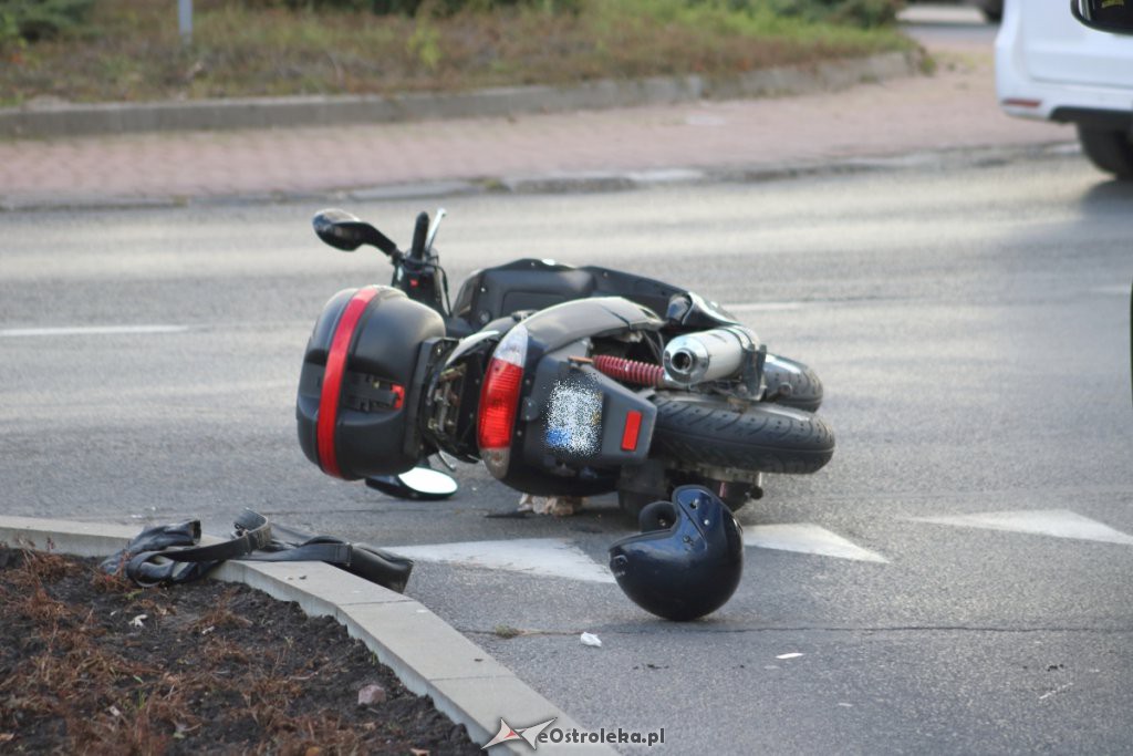Zderzenie osobówki z motocyklem na rondzie Zbawiciela Świata [20.11.2018] - zdjęcie #12 - eOstroleka.pl