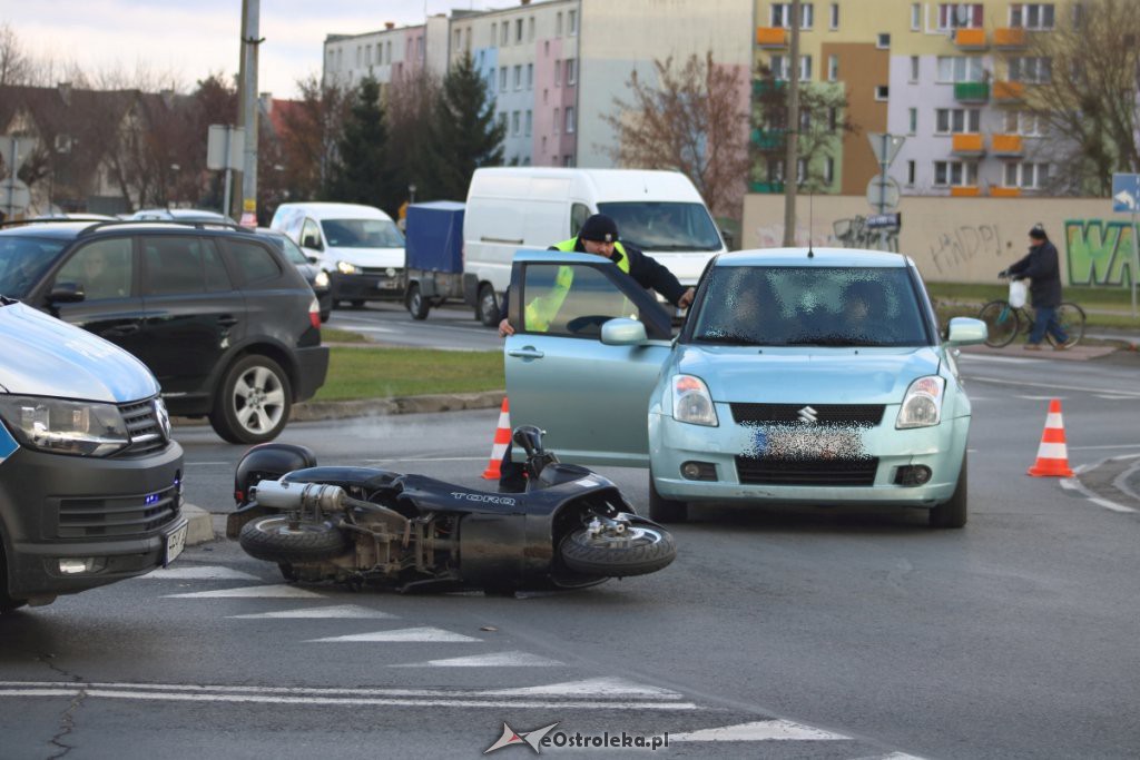 Zderzenie osobówki z motocyklem na rondzie Zbawiciela Świata [20.11.2018] - zdjęcie #16 - eOstroleka.pl