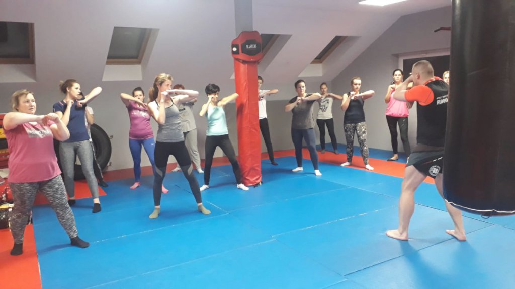 XVII edycja kursu samoobrony dla pań na finiszu [23.11.2018] - zdjęcie #7 - eOstroleka.pl