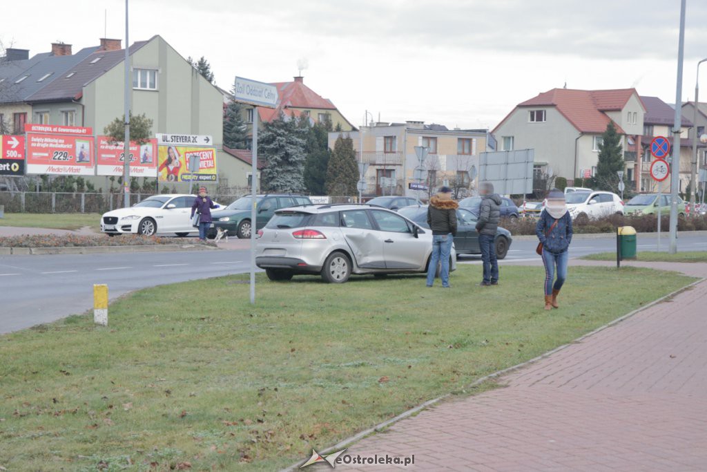 Kolizja osobówki z tzw „mikrocarem” na rondzie Zbawiciela Świata [27.11.2018] - zdjęcie #1 - eOstroleka.pl