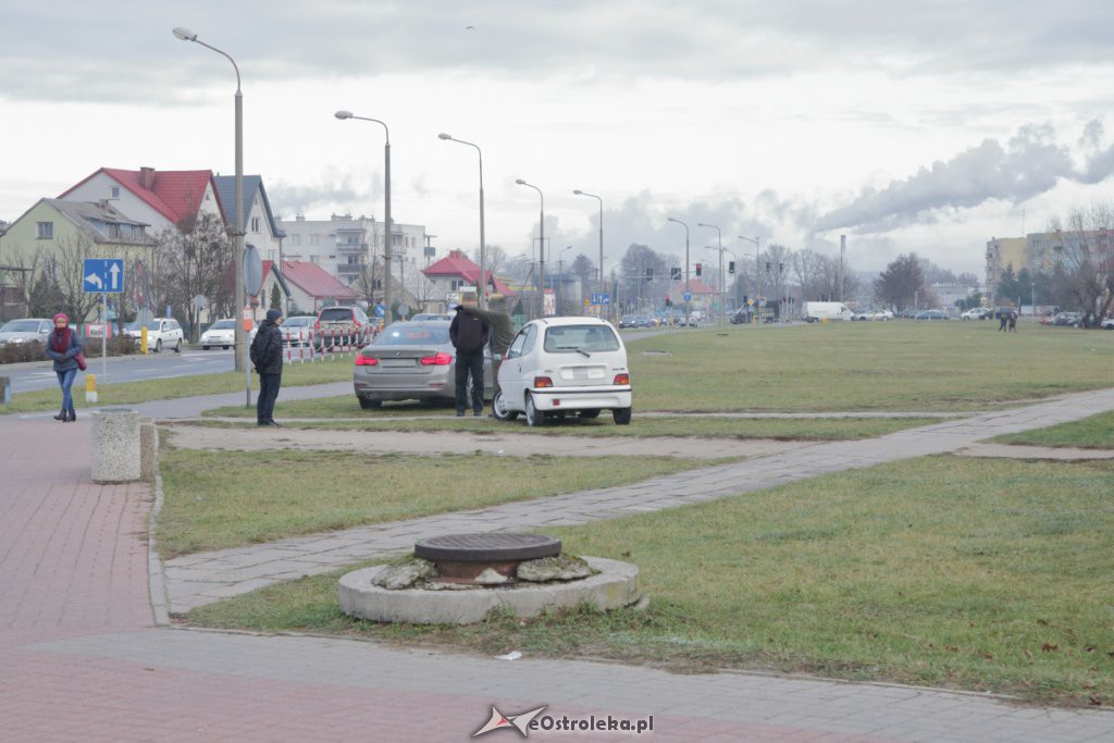 Kolizja osobówki z tzw „mikrocarem” na rondzie Zbawiciela Świata [27.11.2018] - zdjęcie #2 - eOstroleka.pl