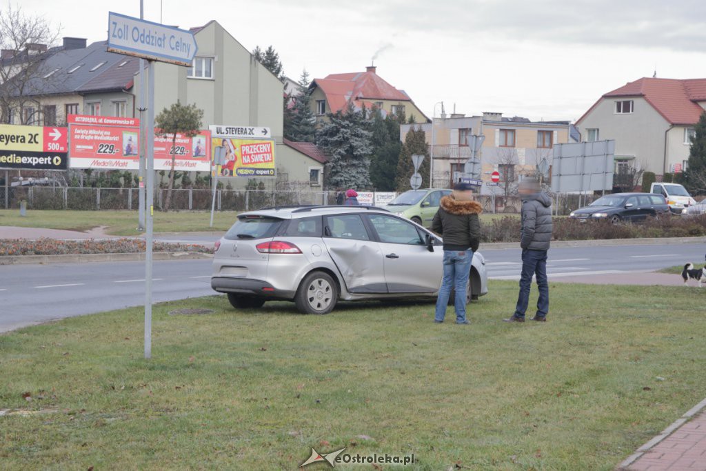 Kolizja osobówki z tzw „mikrocarem” na rondzie Zbawiciela Świata [27.11.2018] - zdjęcie #3 - eOstroleka.pl