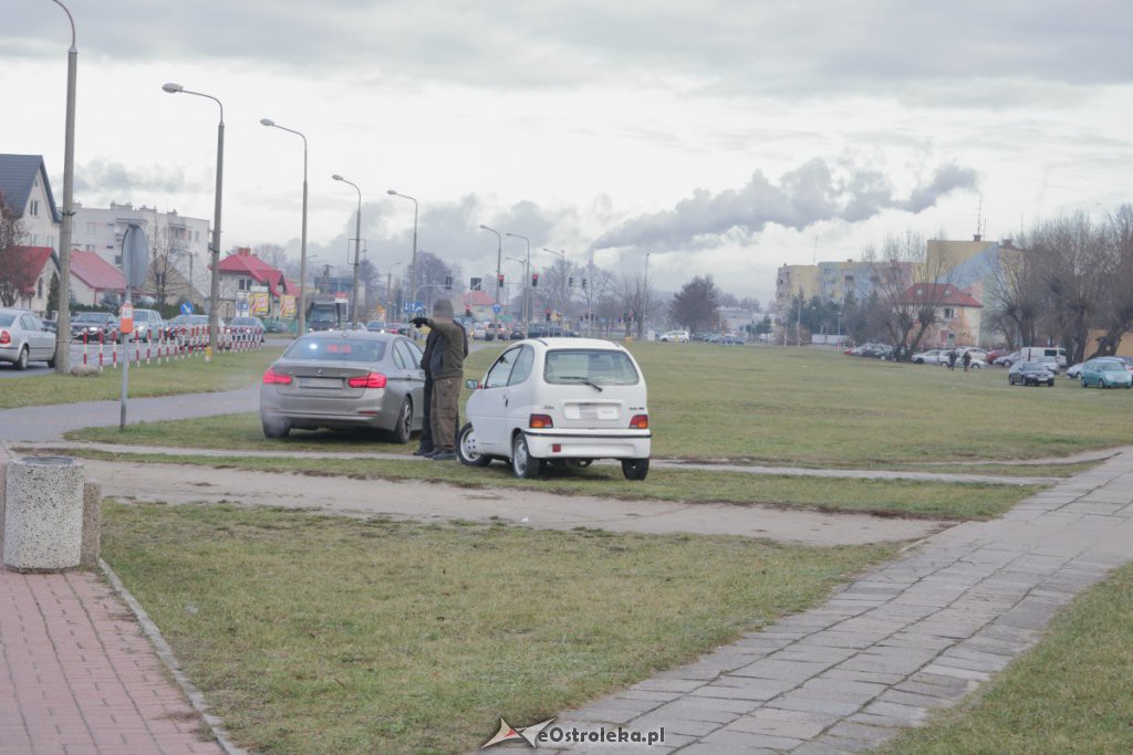 Kolizja osobówki z tzw „mikrocarem” na rondzie Zbawiciela Świata [27.11.2018] - zdjęcie #4 - eOstroleka.pl