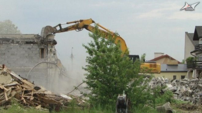 Rozbiórka budynku  starego szpitala przy ul. Sienkiewicza (06.2010) - zdjęcie #7 - eOstroleka.pl