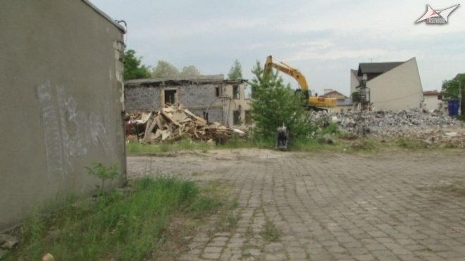 Rozbiórka budynku  starego szpitala przy ul. Sienkiewicza (06.2010) - zdjęcie #6 - eOstroleka.pl