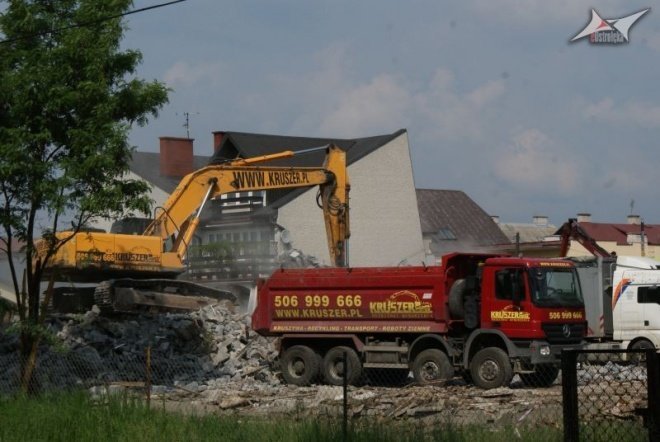 Rozbiórka budynku  starego szpitala przy ul. Sienkiewicza (06.2010) - zdjęcie #4 - eOstroleka.pl