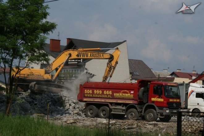 Rozbiórka budynku  starego szpitala przy ul. Sienkiewicza (06.2010) - zdjęcie #3 - eOstroleka.pl