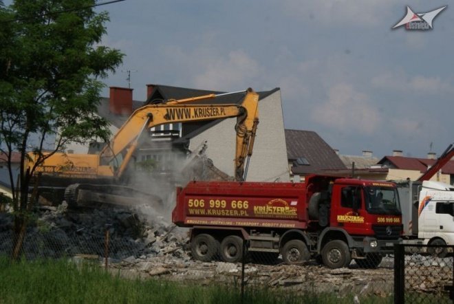Rozbiórka budynku  starego szpitala przy ul. Sienkiewicza (06.2010) - zdjęcie #2 - eOstroleka.pl
