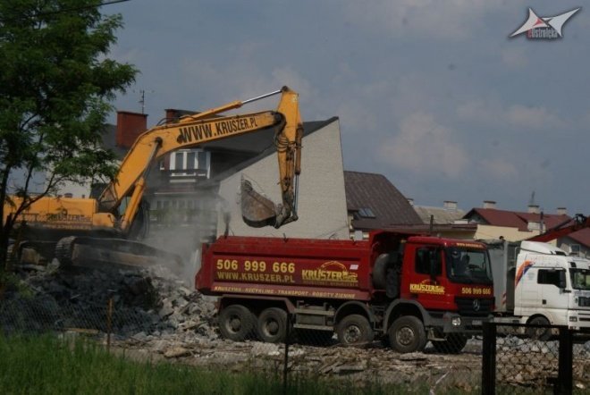 Rozbiórka budynku  starego szpitala przy ul. Sienkiewicza (06.2010) - zdjęcie #1 - eOstroleka.pl