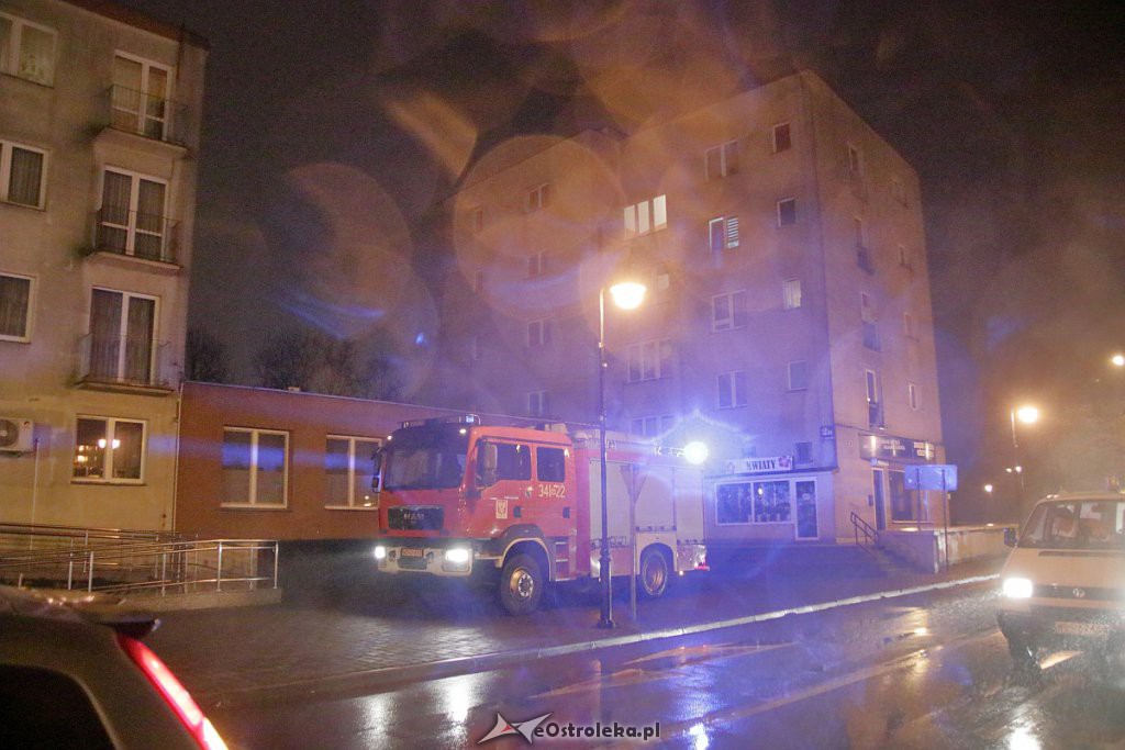 Ostrołęka: Alarm pożarowy w bloku przy ulicy Kilińskiego [03.12.2018] - zdjęcie #5 - eOstroleka.pl