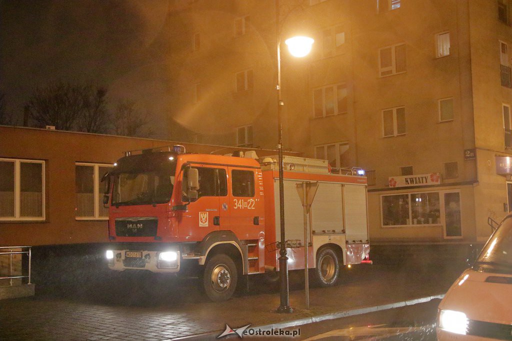 Ostrołęka: Alarm pożarowy w bloku przy ulicy Kilińskiego [03.12.2018] - zdjęcie #7 - eOstroleka.pl