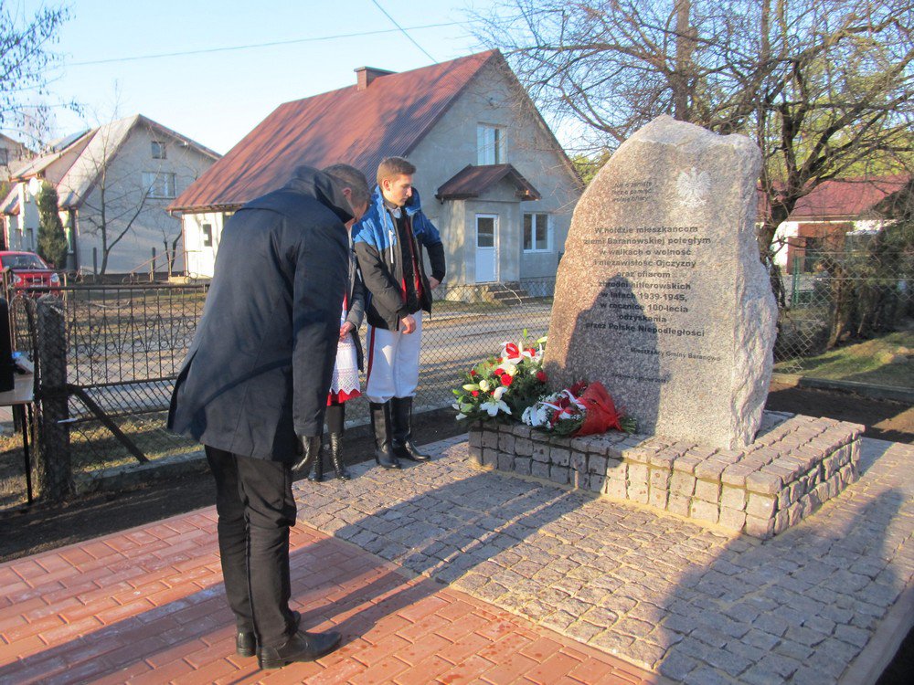 Baranowo: Odsłonięcie obelisku w hołdzie obrońców ojczyzny [30.11.2018] - zdjęcie #16 - eOstroleka.pl