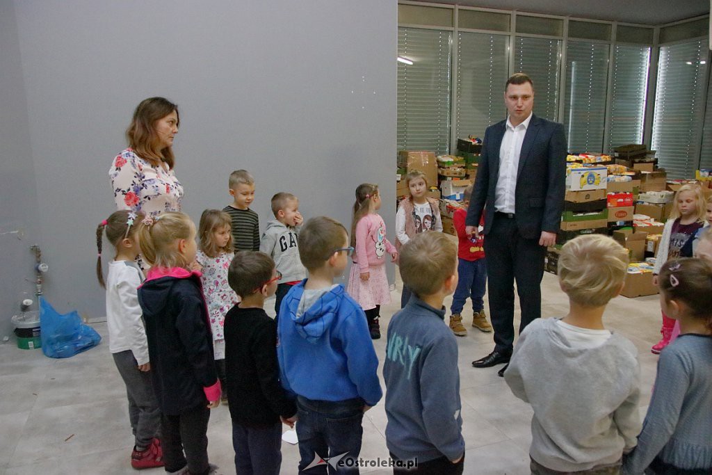 Świąteczna Zbiórka Żywności 2018: Dzieci dzieciom przygotowały paczki [07.12.2018] - zdjęcie #1 - eOstroleka.pl
