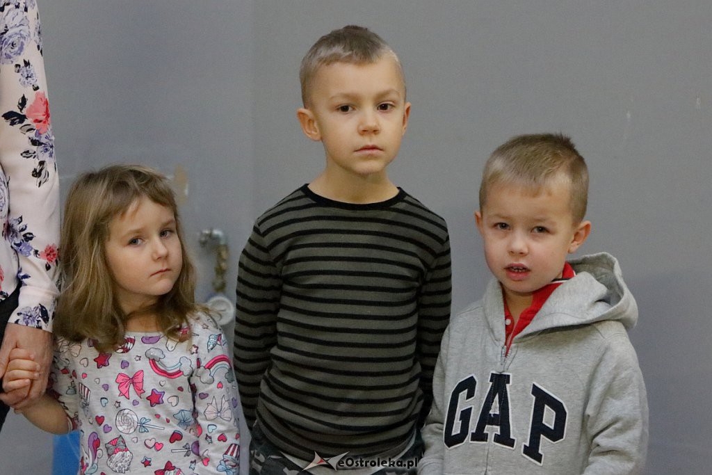Świąteczna Zbiórka Żywności 2018: Dzieci dzieciom przygotowały paczki [07.12.2018] - zdjęcie #9 - eOstroleka.pl