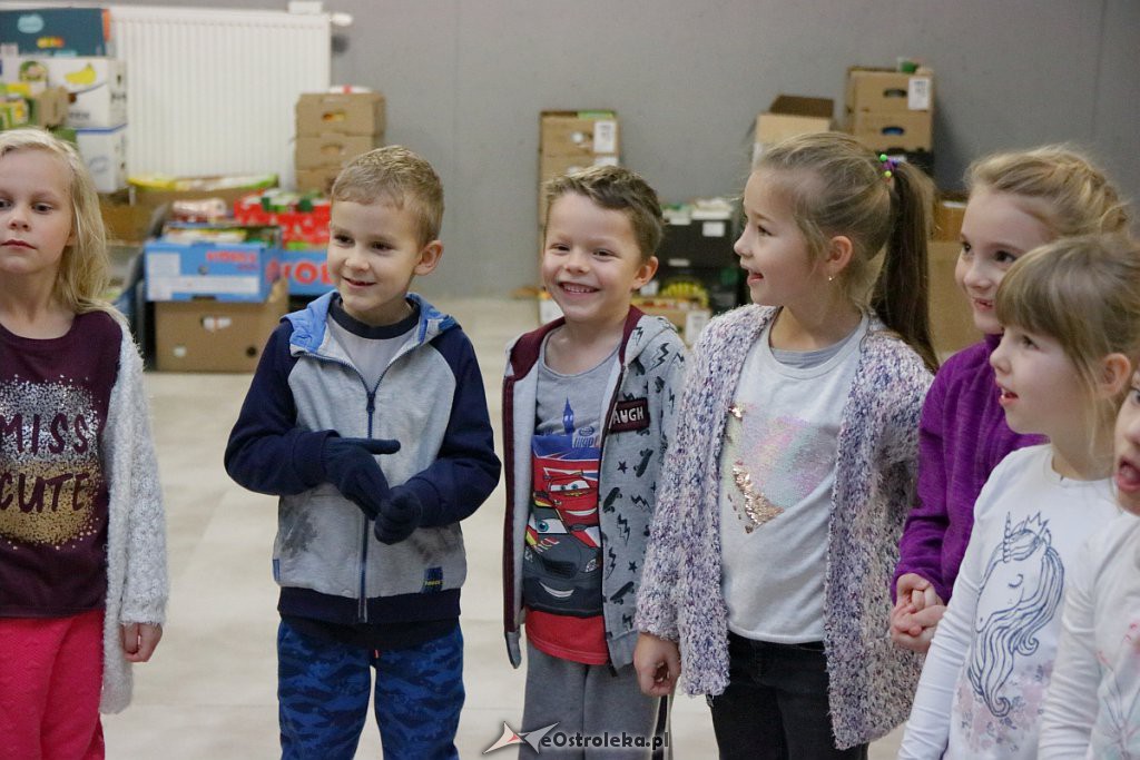 Świąteczna Zbiórka Żywności 2018: Dzieci dzieciom przygotowały paczki [07.12.2018] - zdjęcie #12 - eOstroleka.pl