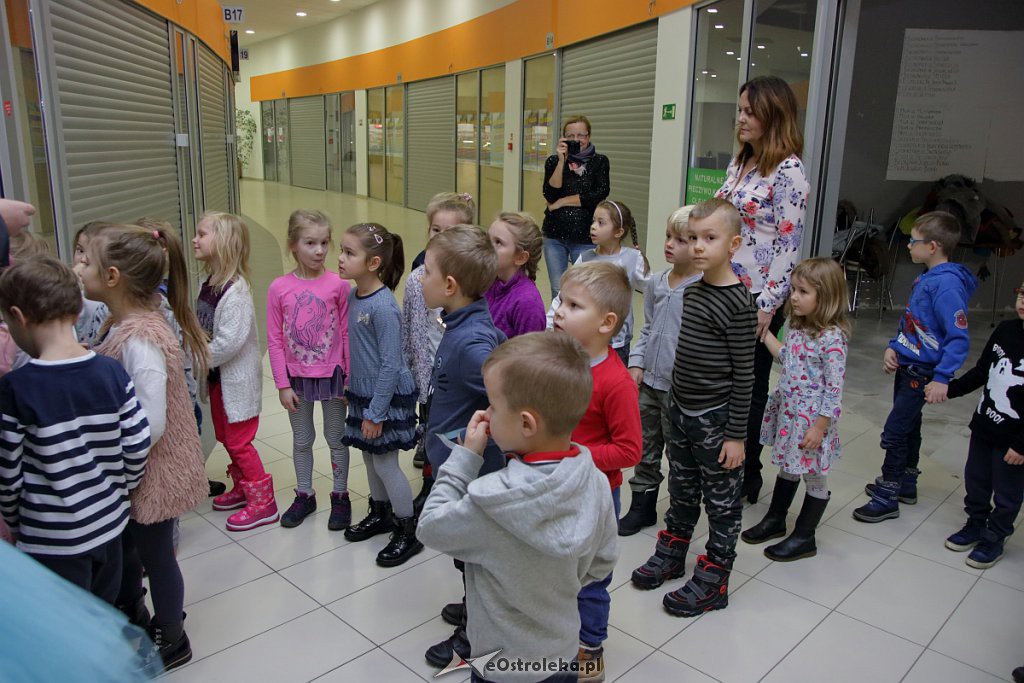Świąteczna Zbiórka Żywności 2018: Dzieci dzieciom przygotowały paczki [07.12.2018] - zdjęcie #14 - eOstroleka.pl