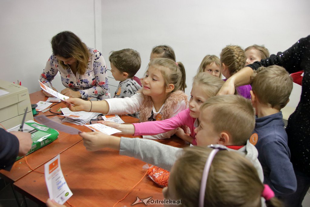Świąteczna Zbiórka Żywności 2018: Dzieci dzieciom przygotowały paczki [07.12.2018] - zdjęcie #17 - eOstroleka.pl