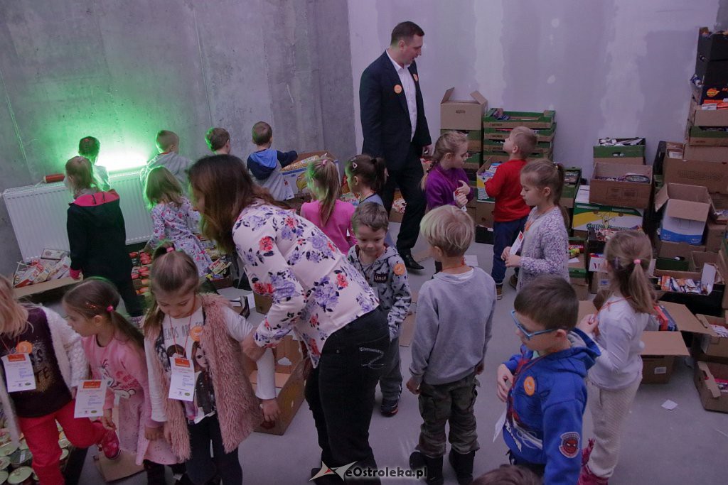 Świąteczna Zbiórka Żywności 2018: Dzieci dzieciom przygotowały paczki [07.12.2018] - zdjęcie #19 - eOstroleka.pl