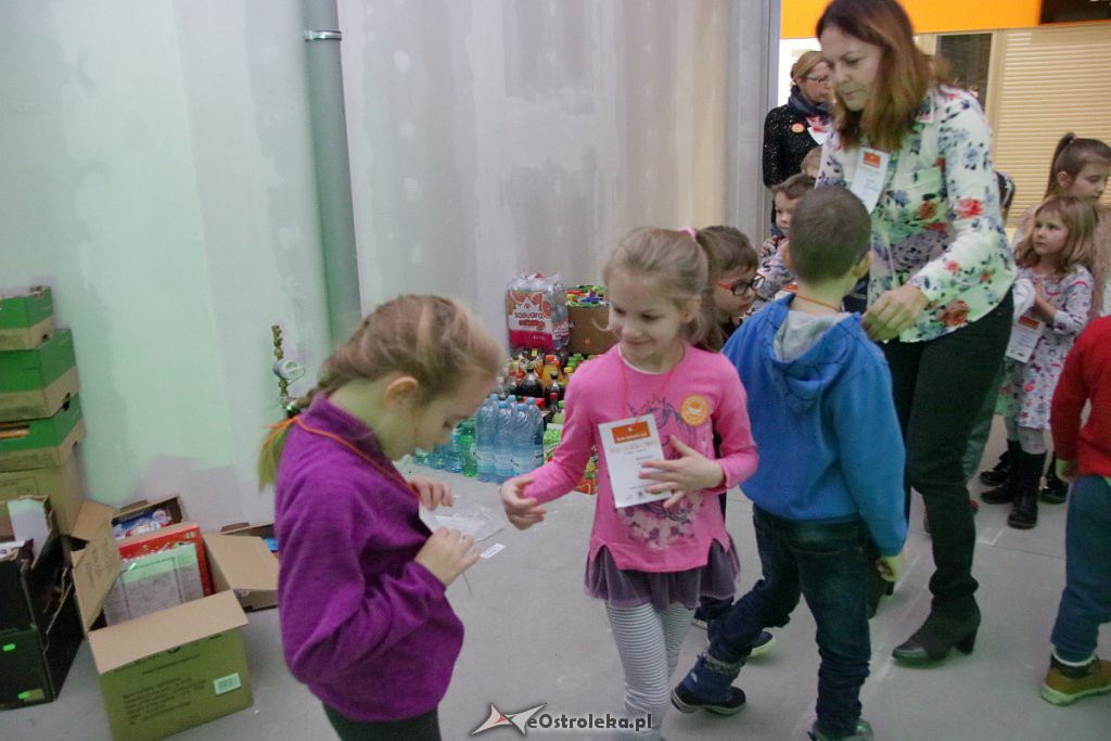Świąteczna Zbiórka Żywności 2018: Dzieci dzieciom przygotowały paczki [07.12.2018] - zdjęcie #21 - eOstroleka.pl