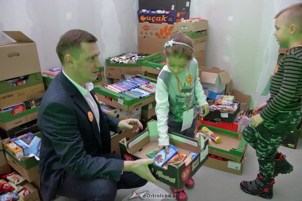 Świąteczna Zbiórka Żywności 2018: Dzieci dzieciom przygotowały paczki [07.12.2018] - zdjęcie #23 - eOstroleka.pl