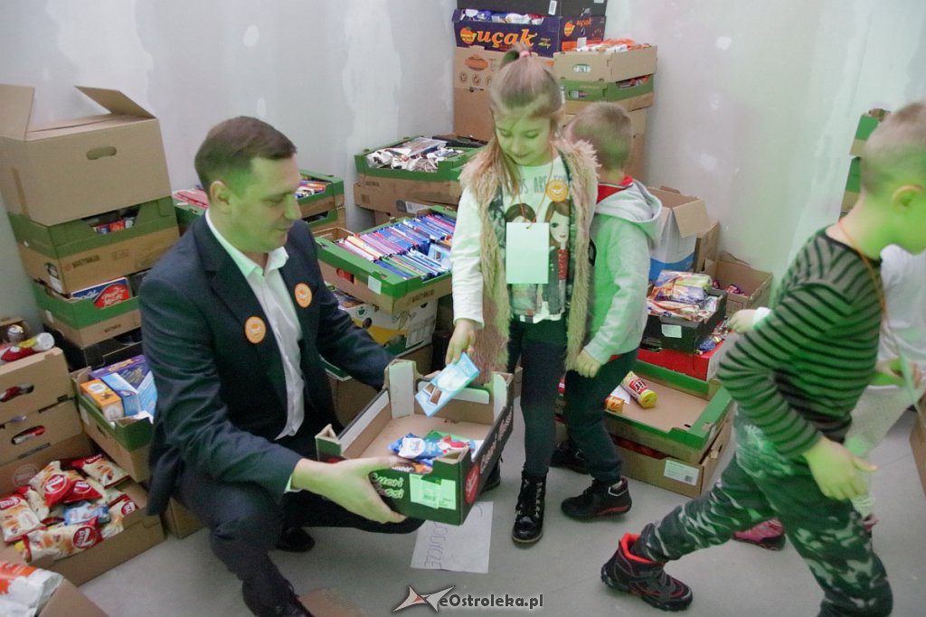 Świąteczna Zbiórka Żywności 2018: Dzieci dzieciom przygotowały paczki [07.12.2018] - zdjęcie #25 - eOstroleka.pl