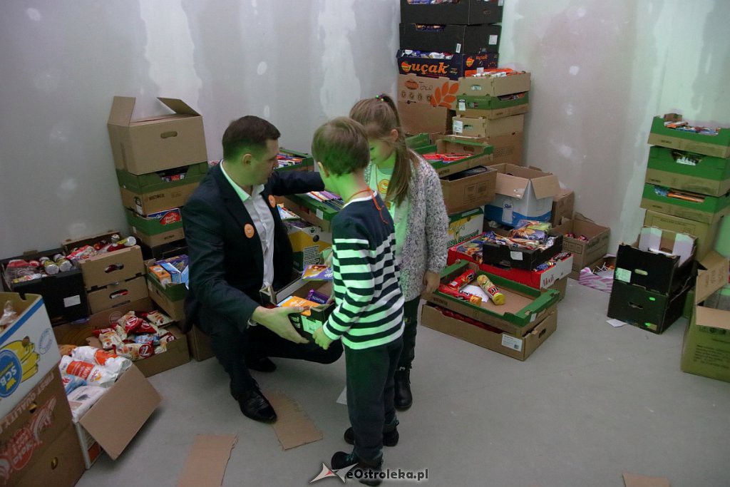 Świąteczna Zbiórka Żywności 2018: Dzieci dzieciom przygotowały paczki [07.12.2018] - zdjęcie #26 - eOstroleka.pl