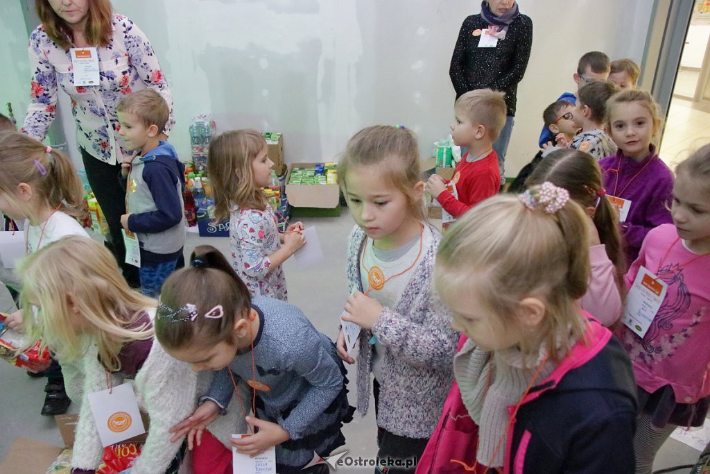 Świąteczna Zbiórka Żywności 2018: Dzieci dzieciom przygotowały paczki [07.12.2018] - zdjęcie #27 - eOstroleka.pl