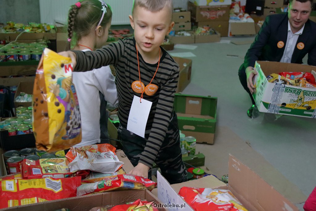 Świąteczna Zbiórka Żywności 2018: Dzieci dzieciom przygotowały paczki [07.12.2018] - zdjęcie #28 - eOstroleka.pl