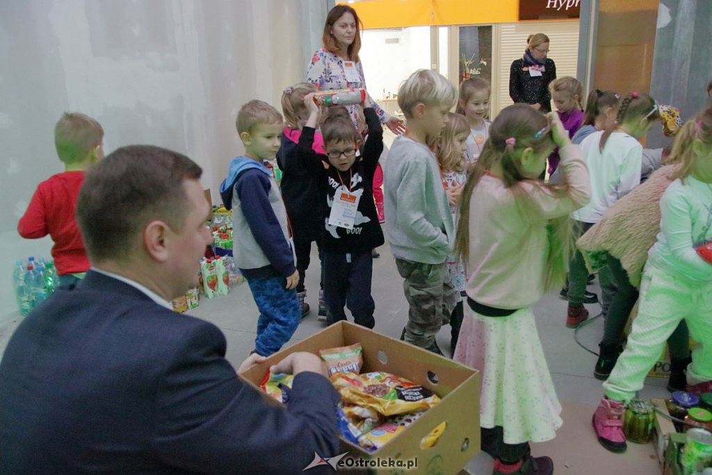 Świąteczna Zbiórka Żywności 2018: Dzieci dzieciom przygotowały paczki [07.12.2018] - zdjęcie #29 - eOstroleka.pl