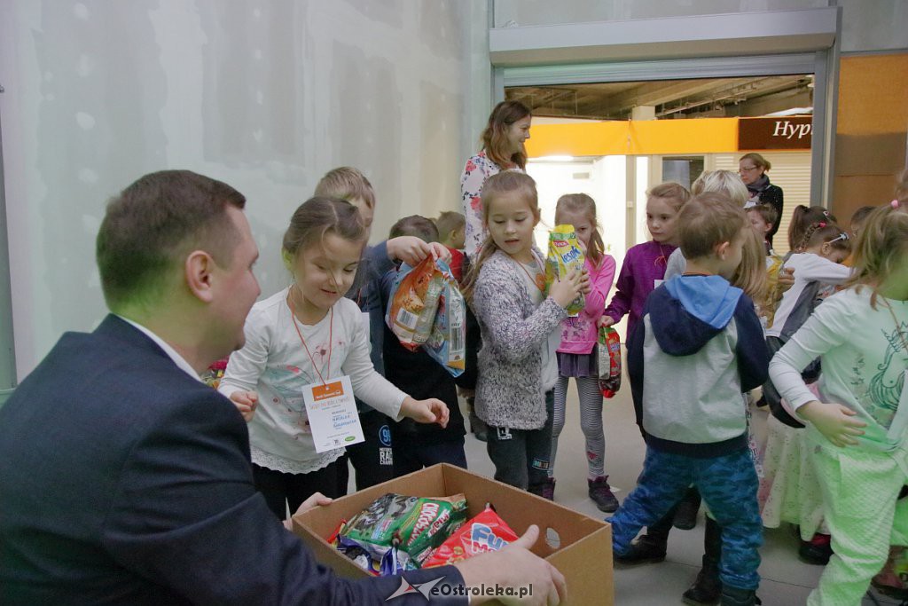 Świąteczna Zbiórka Żywności 2018: Dzieci dzieciom przygotowały paczki [07.12.2018] - zdjęcie #30 - eOstroleka.pl